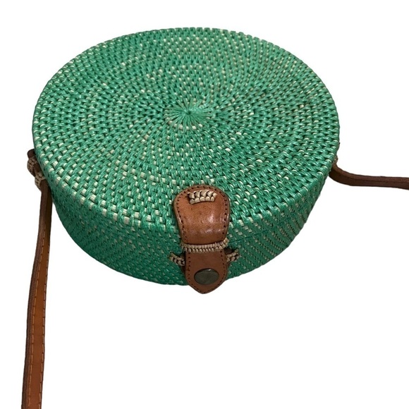 ARTISAN Handwoven Emerald Round Rattan Shoulder Round Bag - Picture 4 of 11